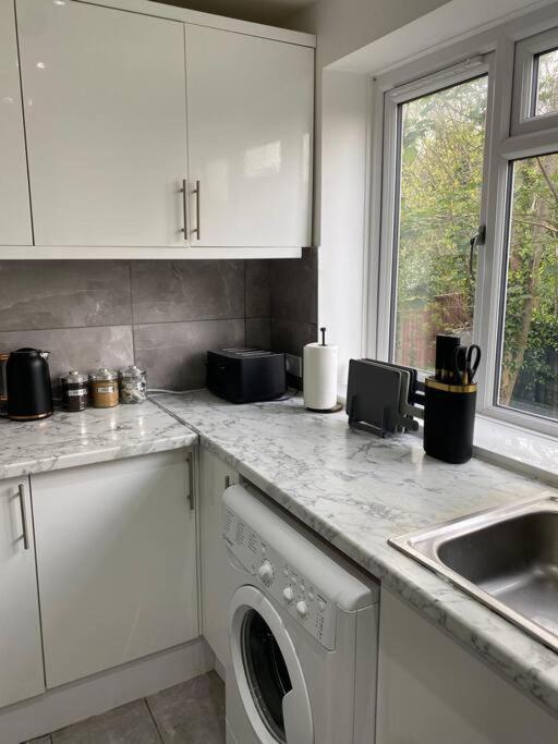 Luxury 2 Bedroom Apartment, Parking, Few Minutes Walk From Wembley Stadium London Exterior foto